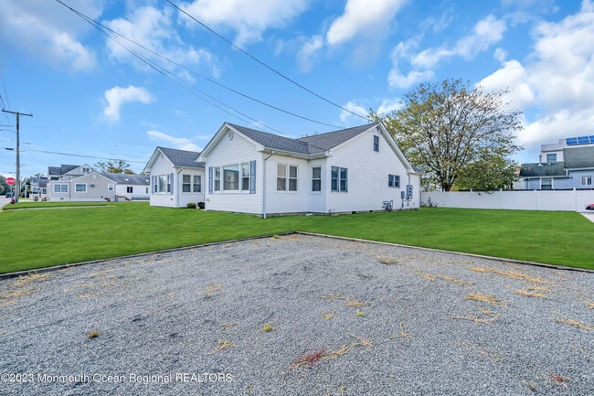 Building Photo - 408 Newport Ave