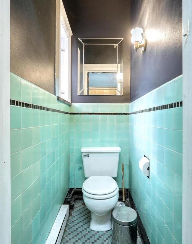 Building Photo - 23-25 E King St