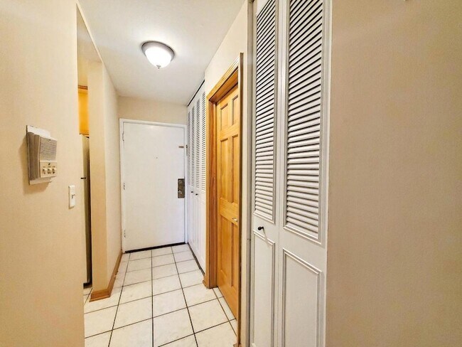 Building Photo - 1500 Robin Cir