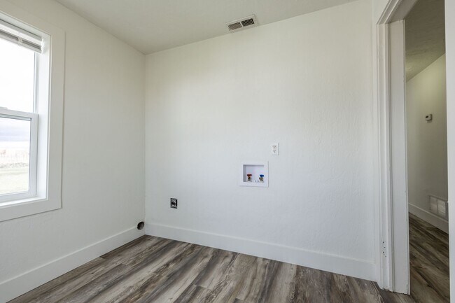 Building Photo - COUNTRY LIVING - 3 Bed 1 Bath with a 1 sta...