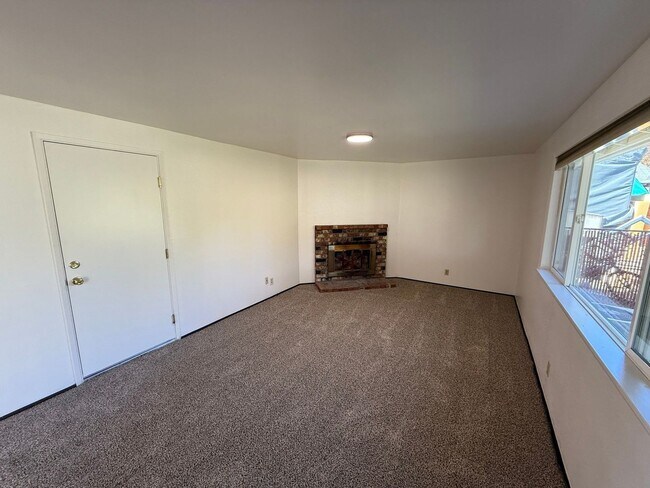 Building Photo - 1488 Palace Dr NE