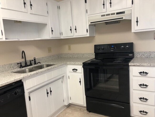 Building Photo - B-1 Kingswood Villas - Gorgeous townhome a...