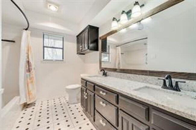 Building Photo - Charming Rowlett Retreat: Updated and Move in Ready