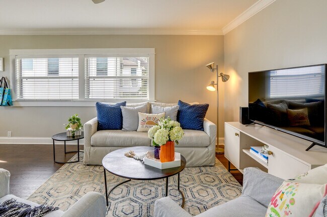 Building Photo - 202 10th Ave NE