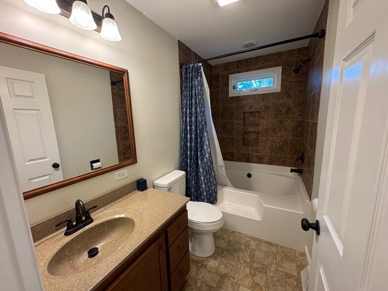 Building Photo - 2094 Fieldcrest Dr