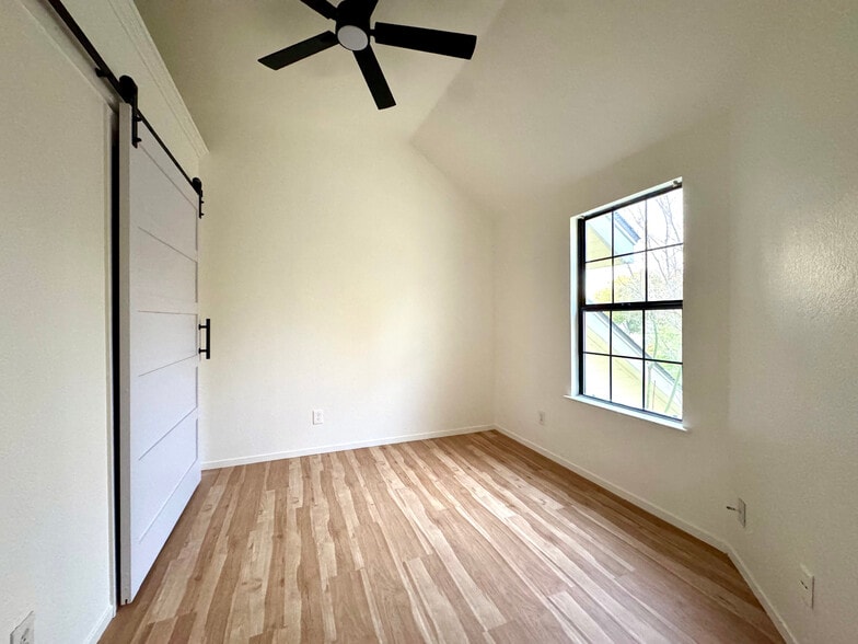 Upstairs (second) bedroom - 983 E Foxhill Dr