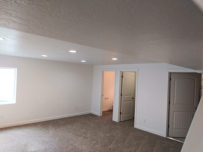 Building Photo - STUNNING 3 bed 2.5 bath Pet Friendly town ...