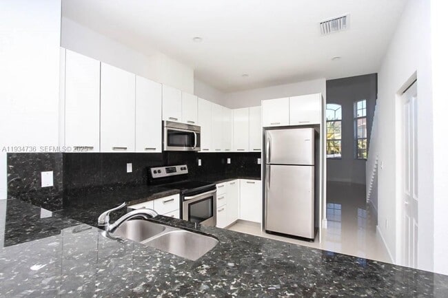 Building Photo - 15670 SW 11th Terrace