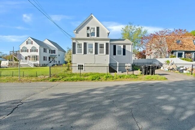 Building Photo - Sunny & Bright Updated 2 BA / 1 Ba Home in Dartmouth