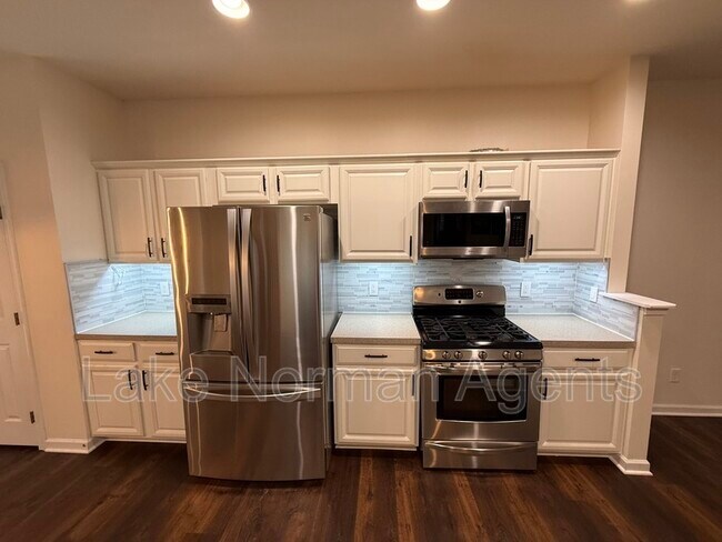 Building Photo - 15622 Troubadour Ln