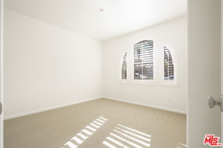 Building Photo - 73 City Stroll