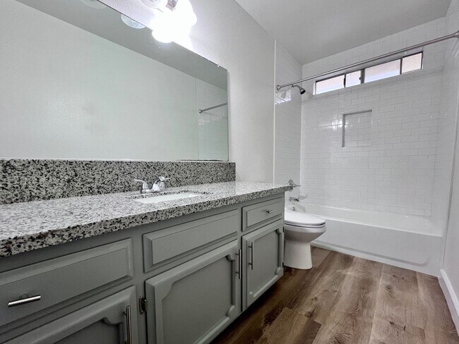 Building Photo - $2,495 Fresno St. & Bullard, 4 Bedroom House - E. Escalon Ave, Fresno