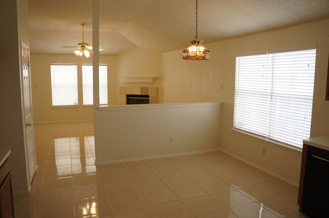 Building Photo - 8000 Summer Sun Dr