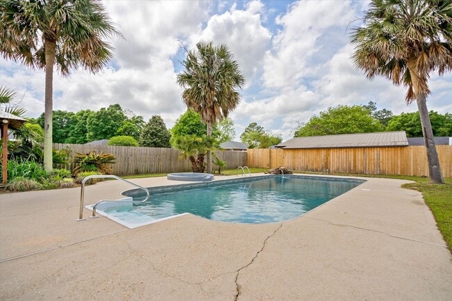 Building Photo - WELCOME TO REMINGTON ESTATES - AND A POOL!