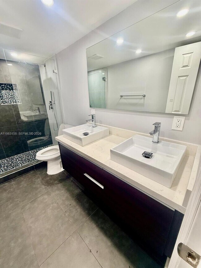 Building Photo - 1340 W 41st St