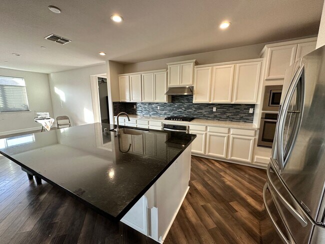Building Photo - Modern 4 Bed, 3.5 Bath Home with Solar, St...