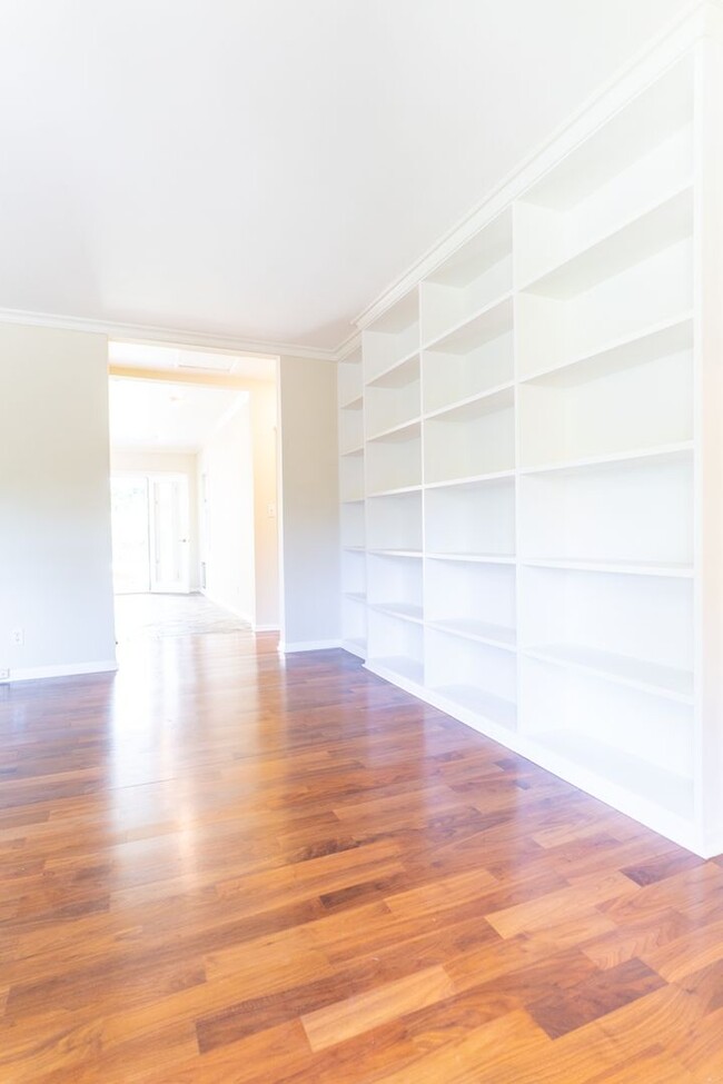 Building Photo - Beautiful 3b2b Home with Private Fenced Ya...