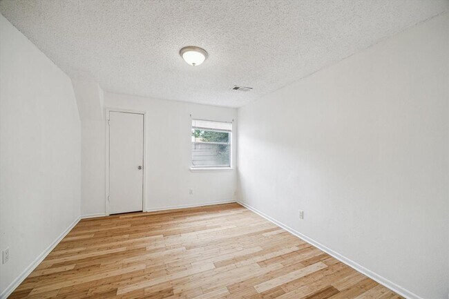 Building Photo - 5779 Easthampton Dr