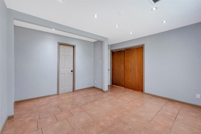 Building Photo - 710 Woodhue St