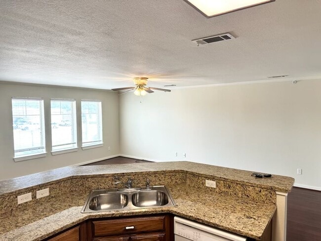 Building Photo - 2 Bedroom 1 Bath - End Unit Apartment (40%...