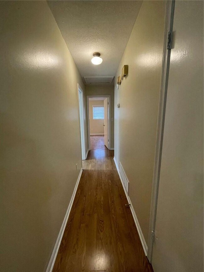 Building Photo - 2596 Woodland Dr NW
