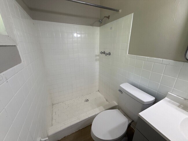 Building Photo - 710 Greenbriar Dr