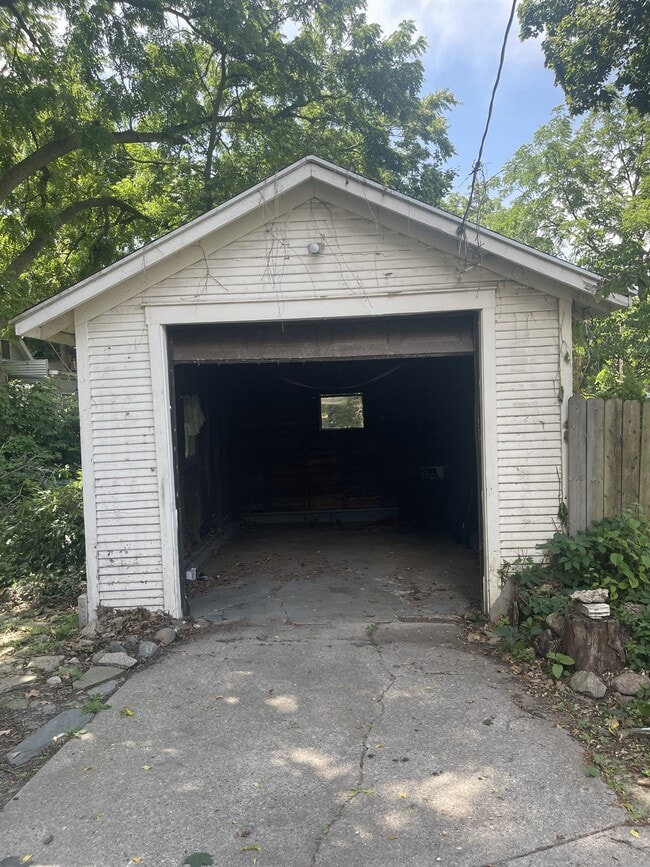 Building Photo - 607 N Sycamore St