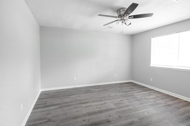 Building Photo - 23710 Farm Hill Dr
