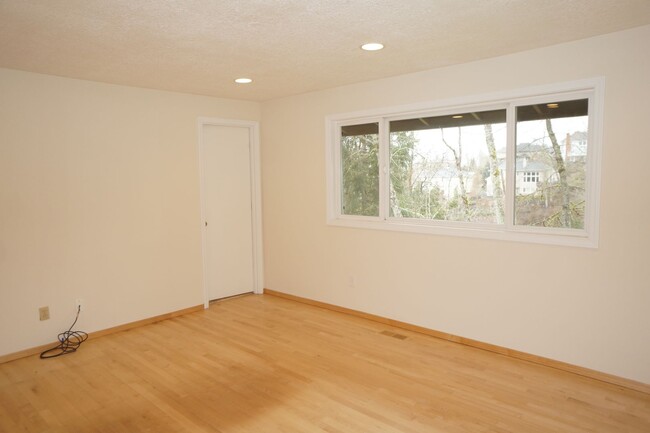 Building Photo - Beautiful NW Portland Heights 4 bedroom