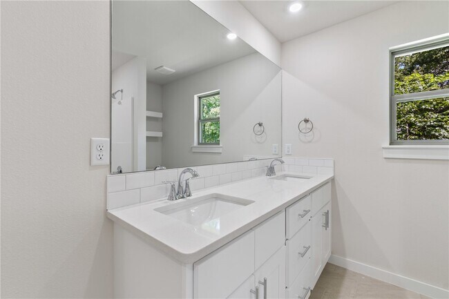 Building Photo - 17 Hollow Way Dr