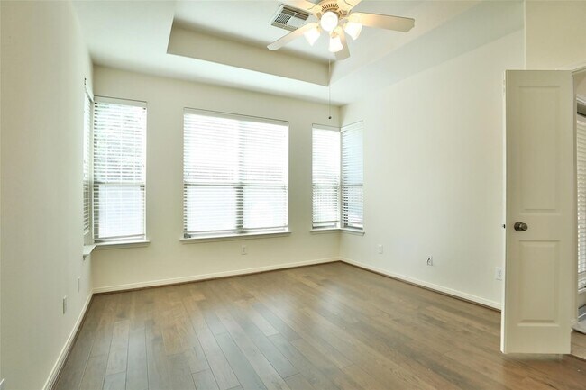 Building Photo - 95 Douvaine Ct