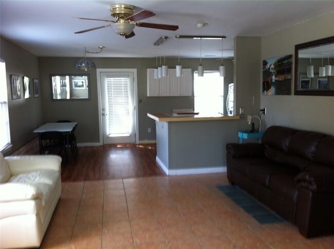 Building Photo - 4033 N Cambray Dr