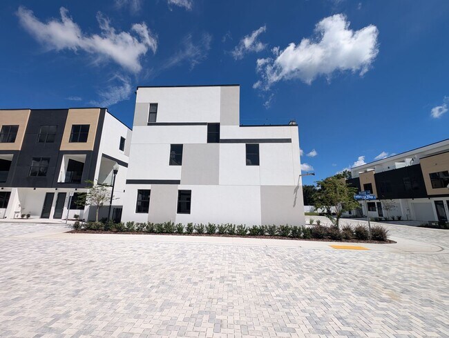 Building Photo - 8419 N Hubert Ave