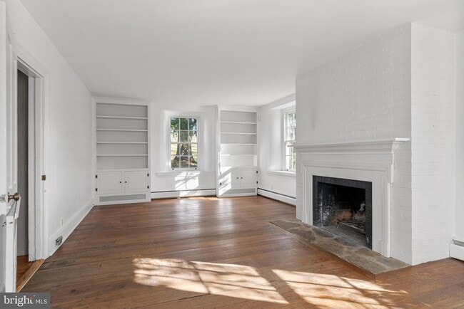 Building Photo - 1025 N Chatham Rd
