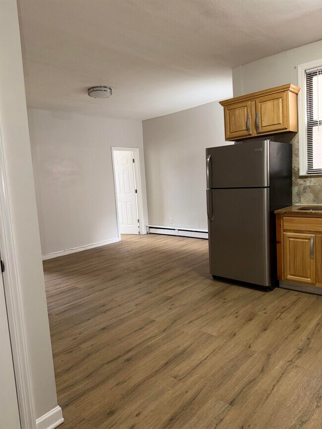 Building Photo - 998 Broadway