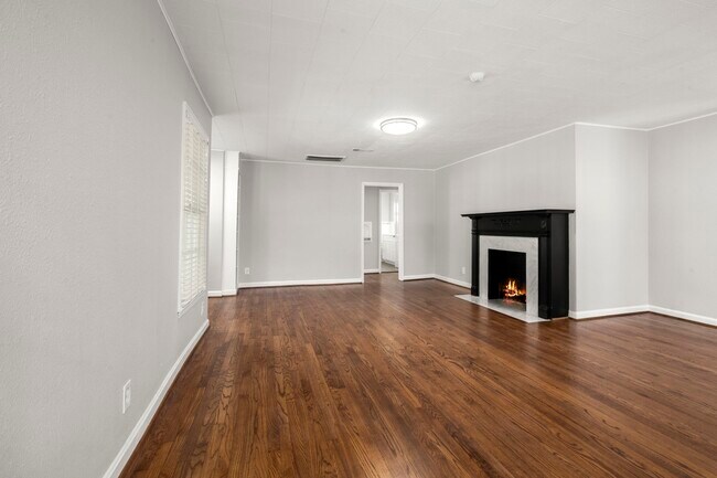 Building Photo - 6438 Pinehurst Dr
