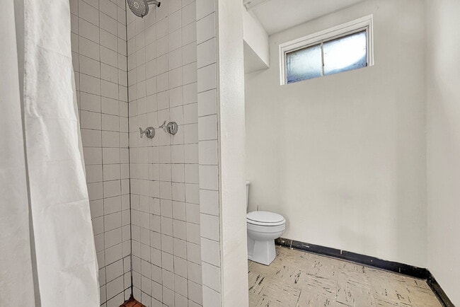 Building Photo - $2,445.00, 3-bed, 2-bath located in Denver.