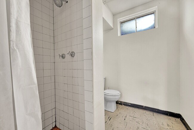 Building Photo - $2,595, 3-bed, 2-bath located in Denver.