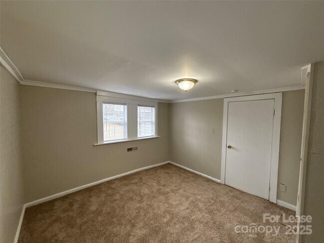 Building Photo - 1211 W Bank St