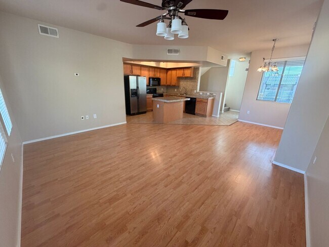 Building Photo - End Unit 2 bed/2.5 bath Town Home Ready 4 Move In!