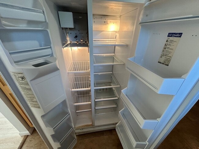 Building Photo - 5 Bed 2 Bath Home with 2 Car Attached Garage in Quiet Nice Neighborhood.