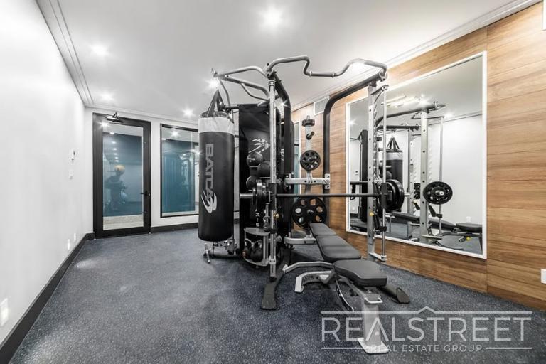 Building Photo - STUNNING STUDIO | PERFECT STARTER APARTMENT -Skyline Views-Full amenity building-Stainless steel kit