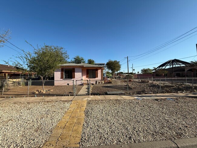Building Photo - 1820 Aldama St