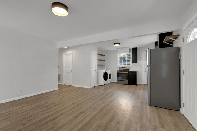 Building Photo - Renovated Duplex in Prime Walkable 12 South Location!