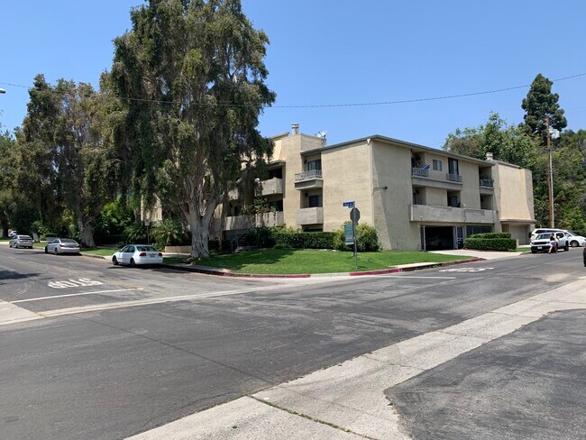 view of building - 3325 Kelton Ave