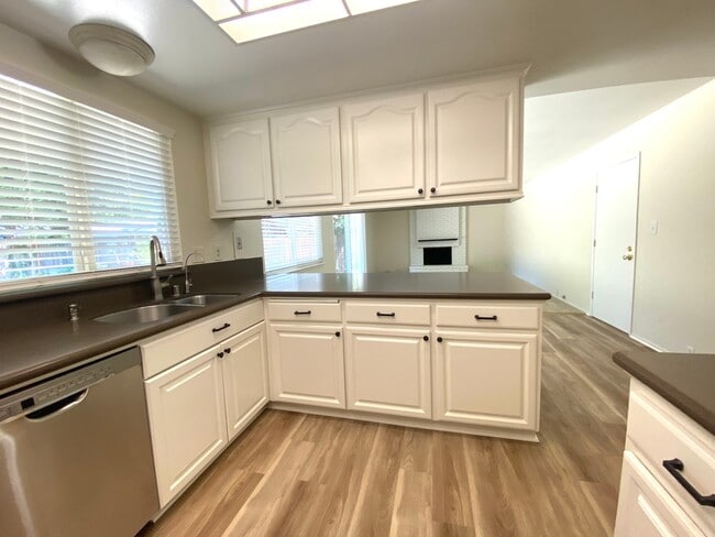Building Photo - Pleasanton Single Story House 4 bed/2 bath, Downtown next to Amador Valley High! Great Location