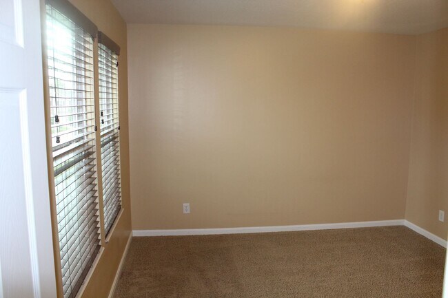 Building Photo - Spacious 4 Bedroom Home in Avon!