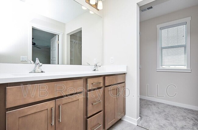 Building Photo - 1214 NW Yorktown Dr