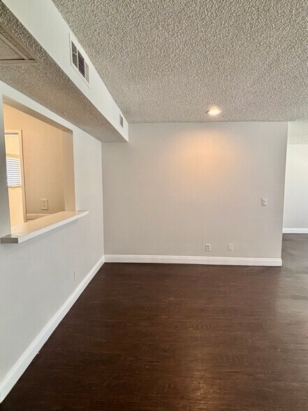 Building Photo - 17440 Burbank Blvd
