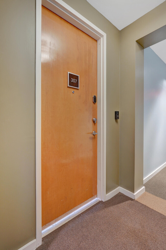 Building Photo - 365 SE 6th Ave